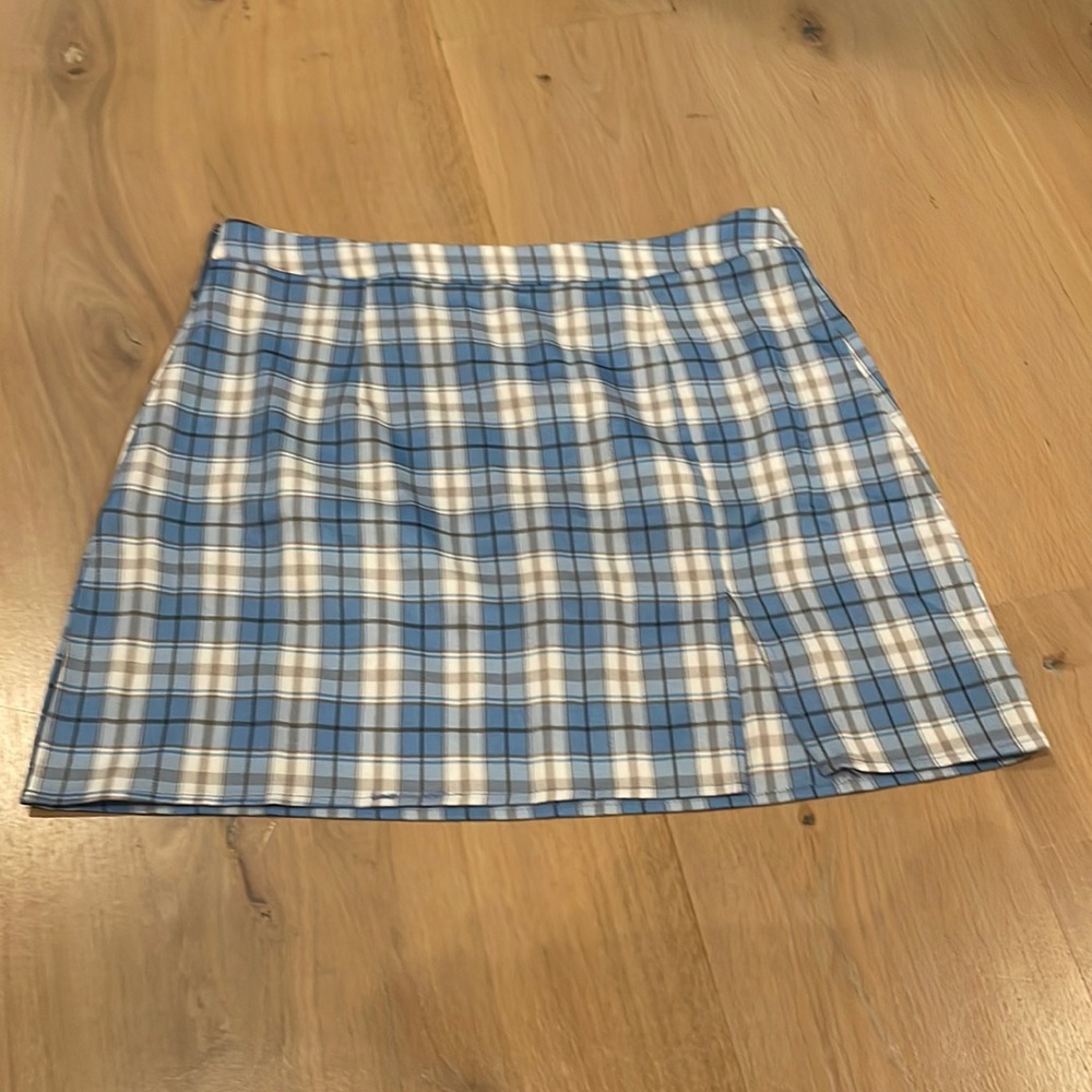 checked skirt size medium, cute slit on side and zipper on other side
